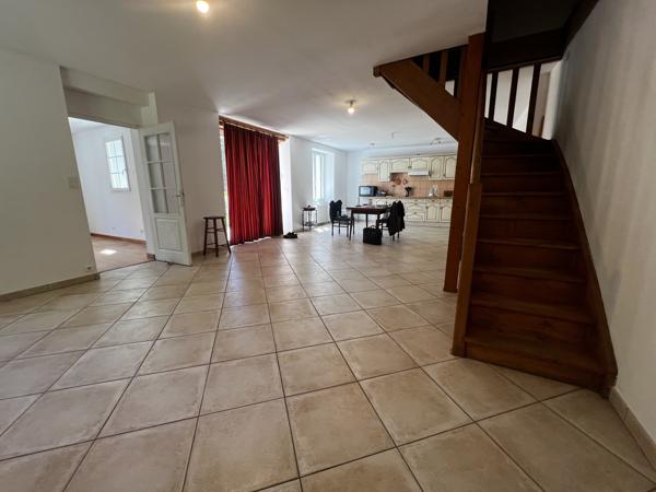 Maison 4 chambres, dépendances, 9000 m² de terrain et plus ..