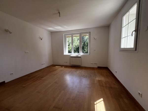 Maison 4 chambres, dépendances, 9000 m² de terrain et plus ..