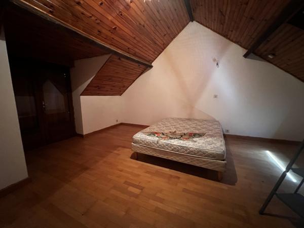 Maison 4 chambres, dépendances, 9000 m² de terrain et plus ..