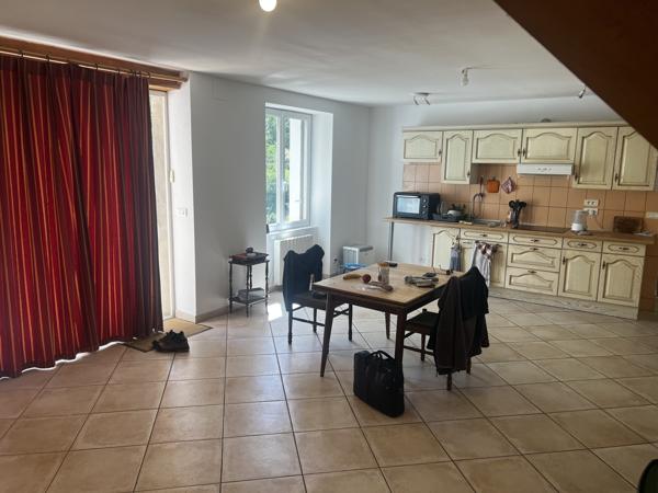 Maison 4 chambres, dépendances, 9000 m² de terrain et plus ..