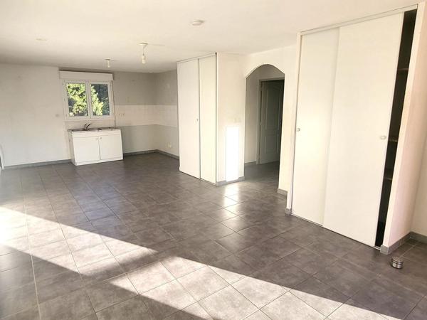 Au coeur de MORESTEL, APPARTEMENT T3 de 61 m² au 1er ét. petite  Résidence avec Parking