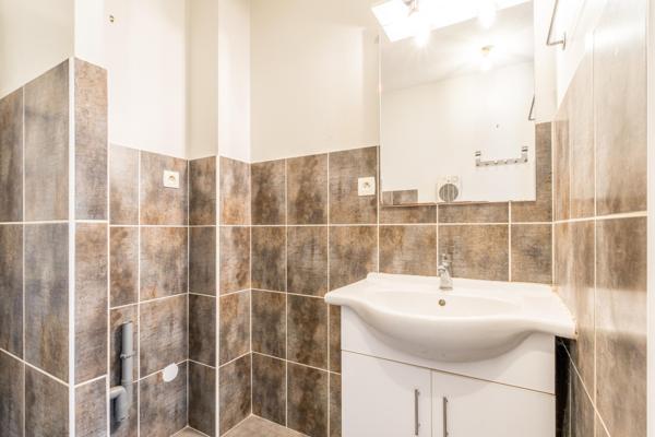 Au coeur de MORESTEL, APPARTEMENT T3 de 61 m² au 1er ét. petite  Résidence avec Parking