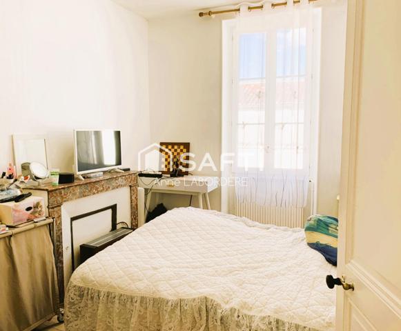 Idéalement situé au coeur du village