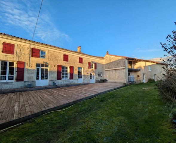 A 10 mn de Matha, belle et grande maison charentaise avec jardin