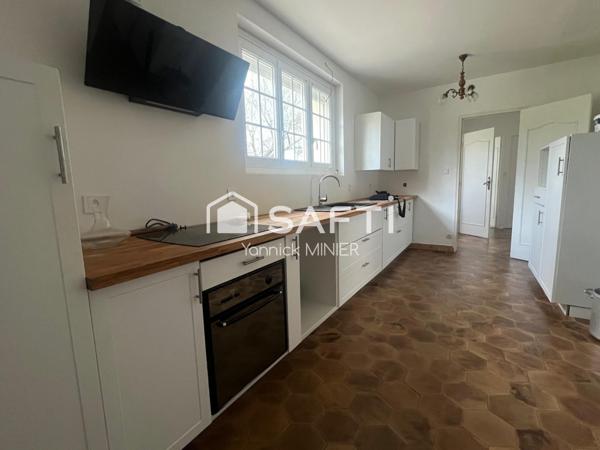 Grande maison de 184 m2, 4 chambres, salon/séjour avec cheminée, cuisine aménagée et équipée, nombreuses dépendances sur terrain clos de 7800 m2