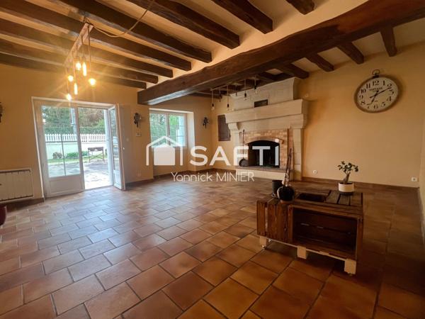 Grande maison de 184 m2, 4 chambres, salon/séjour avec cheminée, cuisine aménagée et équipée, nombreuses dépendances sur terrain clos de 7800 m2