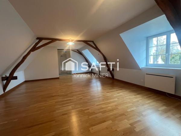 Grande maison de 184 m2, 4 chambres, salon/séjour avec cheminée, cuisine aménagée et équipée, nombreuses dépendances sur terrain clos de 7800 m2