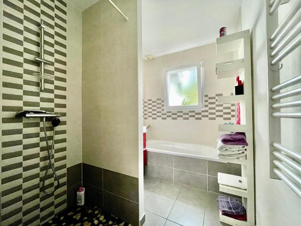 Maison récente, 3 chambres, centre-ville de Mios