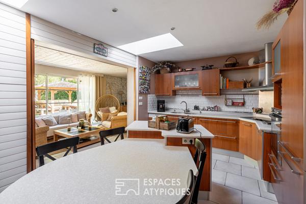 Basse-Goulaine : vaste demeure contemporaine de plain-pied avec parc boisé.