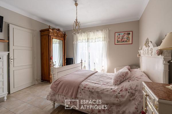 Basse-Goulaine : vaste demeure contemporaine de plain-pied avec parc boisé.