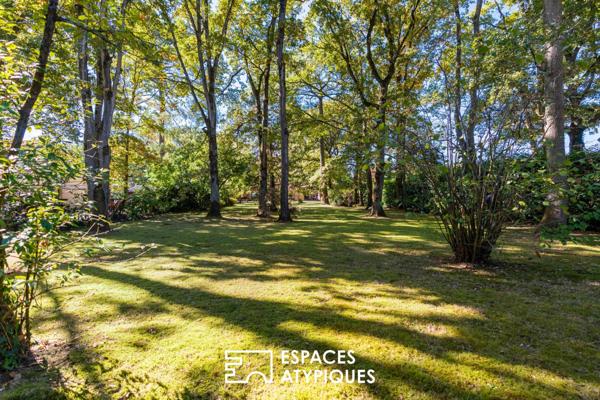 Basse-Goulaine : vaste demeure contemporaine de plain-pied avec parc boisé.
