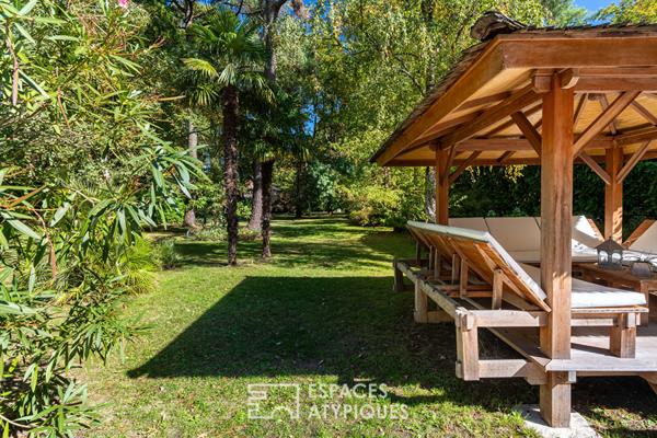 Basse-Goulaine : vaste demeure contemporaine de plain-pied avec parc boisé.