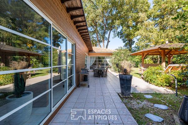 Basse-Goulaine : vaste demeure contemporaine de plain-pied avec parc boisé.