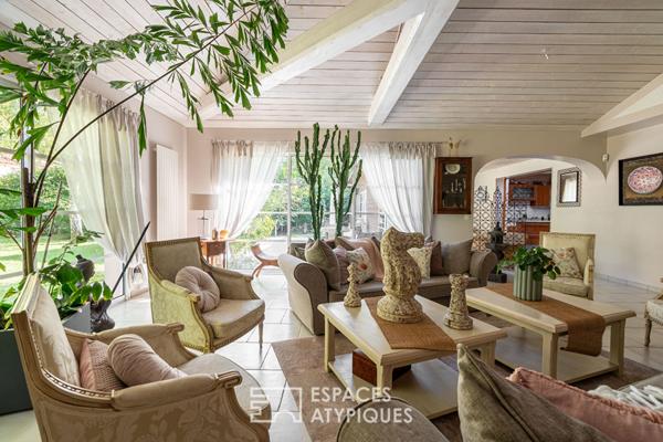 Basse-Goulaine : vaste demeure contemporaine de plain-pied avec parc boisé.