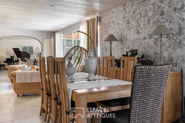 Basse-Goulaine : vaste demeure contemporaine de plain-pied avec parc boisé.