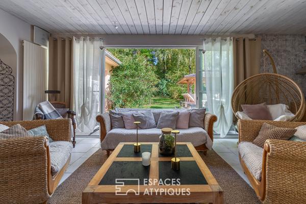 Basse-Goulaine : vaste demeure contemporaine de plain-pied avec parc boisé.