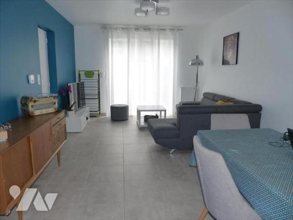 Maison en parfait état proche des écoles et des commerces, maison d'habitation récente comprena...