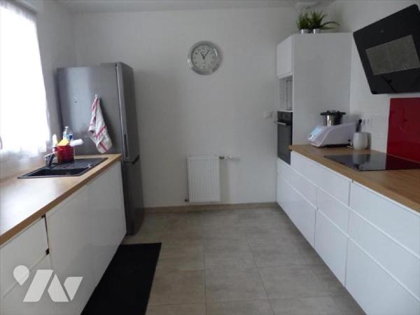 Maison en parfait état proche des écoles et des commerces, maison d'habitation récente comprena...