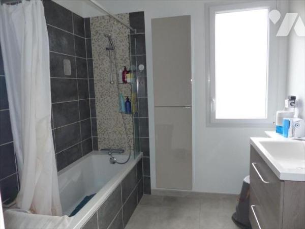 Maison en parfait état proche des écoles et des commerces, maison d'habitation récente comprena...