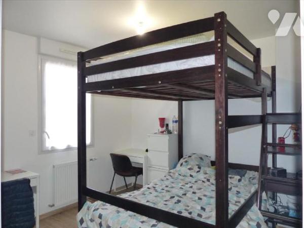 Maison en parfait état proche des écoles et des commerces, maison d'habitation récente comprena...