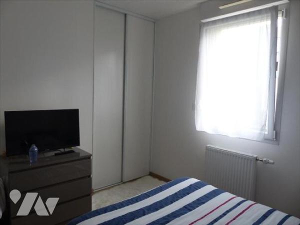 Maison en parfait état proche des écoles et des commerces, maison d'habitation récente comprena...