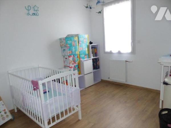 Maison en parfait état proche des écoles et des commerces, maison d'habitation récente comprena...