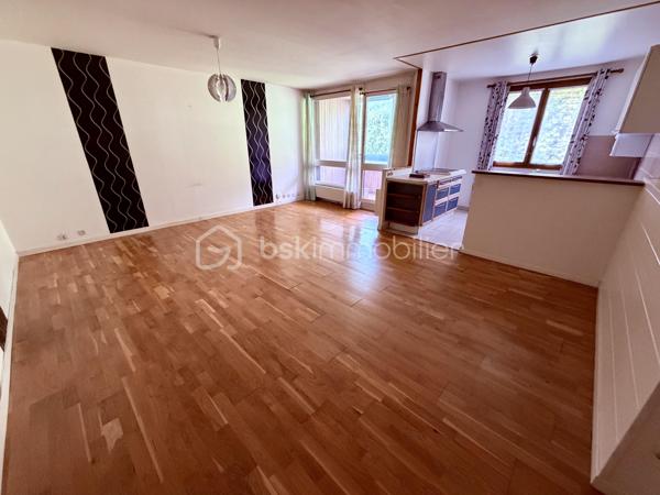 Située dans un secteur recherché de Corbeil-Essonnes, proche de toutes commodités.

Venez découvrir ce charmant appartement de type F3 mesurant 65m2 situé au 1er étage sur 4, il se compose d'une entrée desservant un salon de 19m2 avec cuisine ouverte de 6m2 donnant sur une loggia de 6m2 sans vis à vis vue sur l'Essonne et le Parc Robinson.
Un couloir vous guidera vers deux chambres de 9,5m2 et 10m2, une salle d'eau et un WC séparé.

Une place de parking et une cave viennent compléter le bien.

LES BONUS :
- Volets roulants électriques
- Places de parkings à l'intérieur et à l'extérieur de la copropriété
- Marché frais et Carrefour Market à 5min en voiture ou en bus, Carrefour Villabé à 10min en voiture, Carré Senart à 15min en voiture
- Centre ville à 10min à pied avec boulangeries, boucherie, épiceries, banques, pharmacies, restaurants, tabac...
- Piscine de Corbeil à 5min en voiture
- Crèche, maternelle, primaire, collège et lycée à proximité
- N7 à la sortie de la résidence, N104 et A6 à 5min
- Gares RER D de Corbeil-Essonnes Robinson à 5min à pied

Disponible 7jrs/7 n'hésitez pas à me contacter pour plus d'informations et organiser une visite.

VIDÉO DISPONIBLE EN LIEN SUR L’ANNONCE OU SUR DEMANDE