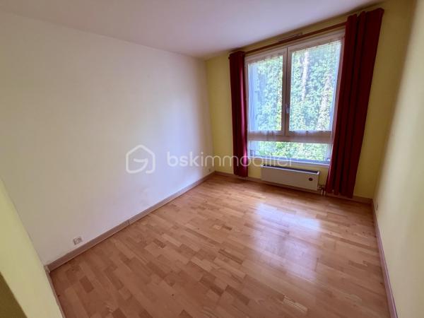 Située dans un secteur recherché de Corbeil-Essonnes, proche de toutes commodités.

Venez découvrir ce charmant appartement de type F3 mesurant 65m2 situé au 1er étage sur 4, il se compose d'une entrée desservant un salon de 19m2 avec cuisine ouverte de 6m2 donnant sur une loggia de 6m2 sans vis à vis vue sur l'Essonne et le Parc Robinson.
Un couloir vous guidera vers deux chambres de 9,5m2 et 10m2, une salle d'eau et un WC séparé.

Une place de parking et une cave viennent compléter le bien.

LES BONUS :
- Volets roulants électriques
- Places de parkings à l'intérieur et à l'extérieur de la copropriété
- Marché frais et Carrefour Market à 5min en voiture ou en bus, Carrefour Villabé à 10min en voiture, Carré Senart à 15min en voiture
- Centre ville à 10min à pied avec boulangeries, boucherie, épiceries, banques, pharmacies, restaurants, tabac...
- Piscine de Corbeil à 5min en voiture
- Crèche, maternelle, primaire, collège et lycée à proximité
- N7 à la sortie de la résidence, N104 et A6 à 5min
- Gares RER D de Corbeil-Essonnes Robinson à 5min à pied

Disponible 7jrs/7 n'hésitez pas à me contacter pour plus d'informations et organiser une visite.

VIDÉO DISPONIBLE EN LIEN SUR L’ANNONCE OU SUR DEMANDE