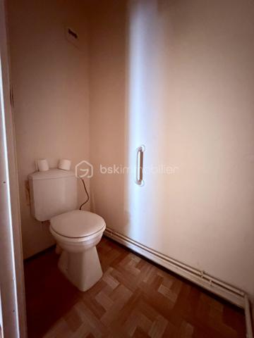 Située dans un secteur recherché de Corbeil-Essonnes, proche de toutes commodités.

Venez découvrir ce charmant appartement de type F3 mesurant 65m2 situé au 1er étage sur 4, il se compose d'une entrée desservant un salon de 19m2 avec cuisine ouverte de 6m2 donnant sur une loggia de 6m2 sans vis à vis vue sur l'Essonne et le Parc Robinson.
Un couloir vous guidera vers deux chambres de 9,5m2 et 10m2, une salle d'eau et un WC séparé.

Une place de parking et une cave viennent compléter le bien.

LES BONUS :
- Volets roulants électriques
- Places de parkings à l'intérieur et à l'extérieur de la copropriété
- Marché frais et Carrefour Market à 5min en voiture ou en bus, Carrefour Villabé à 10min en voiture, Carré Senart à 15min en voiture
- Centre ville à 10min à pied avec boulangeries, boucherie, épiceries, banques, pharmacies, restaurants, tabac...
- Piscine de Corbeil à 5min en voiture
- Crèche, maternelle, primaire, collège et lycée à proximité
- N7 à la sortie de la résidence, N104 et A6 à 5min
- Gares RER D de Corbeil-Essonnes Robinson à 5min à pied

Disponible 7jrs/7 n'hésitez pas à me contacter pour plus d'informations et organiser une visite.

VIDÉO DISPONIBLE EN LIEN SUR L’ANNONCE OU SUR DEMANDE
