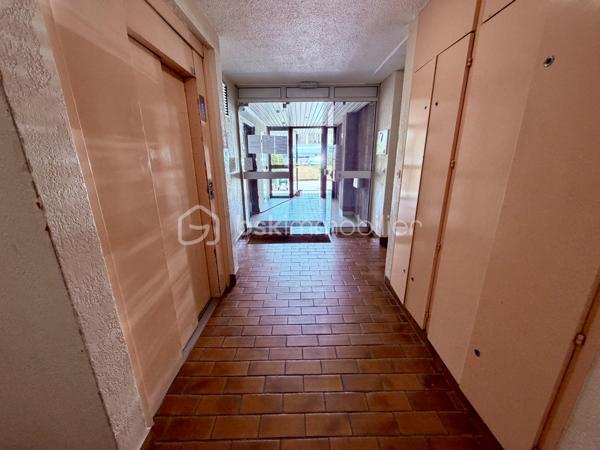 Située dans un secteur recherché de Corbeil-Essonnes, proche de toutes commodités.

Venez découvrir ce charmant appartement de type F3 mesurant 65m2 situé au 1er étage sur 4, il se compose d'une entrée desservant un salon de 19m2 avec cuisine ouverte de 6m2 donnant sur une loggia de 6m2 sans vis à vis vue sur l'Essonne et le Parc Robinson.
Un couloir vous guidera vers deux chambres de 9,5m2 et 10m2, une salle d'eau et un WC séparé.

Une place de parking et une cave viennent compléter le bien.

LES BONUS :
- Volets roulants électriques
- Places de parkings à l'intérieur et à l'extérieur de la copropriété
- Marché frais et Carrefour Market à 5min en voiture ou en bus, Carrefour Villabé à 10min en voiture, Carré Senart à 15min en voiture
- Centre ville à 10min à pied avec boulangeries, boucherie, épiceries, banques, pharmacies, restaurants, tabac...
- Piscine de Corbeil à 5min en voiture
- Crèche, maternelle, primaire, collège et lycée à proximité
- N7 à la sortie de la résidence, N104 et A6 à 5min
- Gares RER D de Corbeil-Essonnes Robinson à 5min à pied

Disponible 7jrs/7 n'hésitez pas à me contacter pour plus d'informations et organiser une visite.

VIDÉO DISPONIBLE EN LIEN SUR L’ANNONCE OU SUR DEMANDE