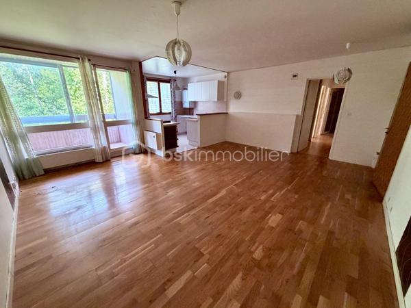 Située dans un secteur recherché de Corbeil-Essonnes, proche de toutes commodités.

Venez découvrir ce charmant appartement de type F3 mesurant 65m2 situé au 1er étage sur 4, il se compose d'une entrée desservant un salon de 19m2 avec cuisine ouverte de 6m2 donnant sur une loggia de 6m2 sans vis à vis vue sur l'Essonne et le Parc Robinson.
Un couloir vous guidera vers deux chambres de 9,5m2 et 10m2, une salle d'eau et un WC séparé.

Une place de parking et une cave viennent compléter le bien.

LES BONUS :
- Volets roulants électriques
- Places de parkings à l'intérieur et à l'extérieur de la copropriété
- Marché frais et Carrefour Market à 5min en voiture ou en bus, Carrefour Villabé à 10min en voiture, Carré Senart à 15min en voiture
- Centre ville à 10min à pied avec boulangeries, boucherie, épiceries, banques, pharmacies, restaurants, tabac...
- Piscine de Corbeil à 5min en voiture
- Crèche, maternelle, primaire, collège et lycée à proximité
- N7 à la sortie de la résidence, N104 et A6 à 5min
- Gares RER D de Corbeil-Essonnes Robinson à 5min à pied

Disponible 7jrs/7 n'hésitez pas à me contacter pour plus d'informations et organiser une visite.

VIDÉO DISPONIBLE EN LIEN SUR L’ANNONCE OU SUR DEMANDE