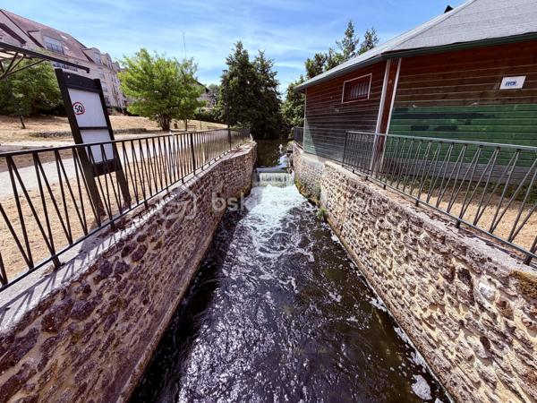Située dans un secteur recherché de Corbeil-Essonnes, proche de toutes commodités.

Venez découvrir ce charmant appartement de type F3 mesurant 65m2 situé au 1er étage sur 4, il se compose d'une entrée desservant un salon de 19m2 avec cuisine ouverte de 6m2 donnant sur une loggia de 6m2 sans vis à vis vue sur l'Essonne et le Parc Robinson.
Un couloir vous guidera vers deux chambres de 9,5m2 et 10m2, une salle d'eau et un WC séparé.

Une place de parking et une cave viennent compléter le bien.

LES BONUS :
- Volets roulants électriques
- Places de parkings à l'intérieur et à l'extérieur de la copropriété
- Marché frais et Carrefour Market à 5min en voiture ou en bus, Carrefour Villabé à 10min en voiture, Carré Senart à 15min en voiture
- Centre ville à 10min à pied avec boulangeries, boucherie, épiceries, banques, pharmacies, restaurants, tabac...
- Piscine de Corbeil à 5min en voiture
- Crèche, maternelle, primaire, collège et lycée à proximité
- N7 à la sortie de la résidence, N104 et A6 à 5min
- Gares RER D de Corbeil-Essonnes Robinson à 5min à pied

Disponible 7jrs/7 n'hésitez pas à me contacter pour plus d'informations et organiser une visite.

VIDÉO DISPONIBLE EN LIEN SUR L’ANNONCE OU SUR DEMANDE