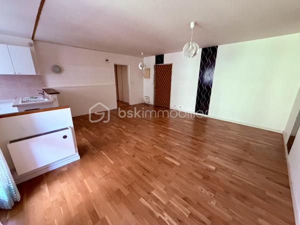 Située dans un secteur recherché de Corbeil-Essonnes, proche de toutes commodités.

Venez découvrir ce charmant appartement de type F3 mesurant 65m2 situé au 1er étage sur 4, il se compose d'une entrée desservant un salon de 19m2 avec cuisine ouverte de 6m2 donnant sur une loggia de 6m2 sans vis à vis vue sur l'Essonne et le Parc Robinson.
Un couloir vous guidera vers deux chambres de 9,5m2 et 10m2, une salle d'eau et un WC séparé.

Une place de parking et une cave viennent compléter le bien.

LES BONUS :
- Volets roulants électriques
- Places de parkings à l'intérieur et à l'extérieur de la copropriété
- Marché frais et Carrefour Market à 5min en voiture ou en bus, Carrefour Villabé à 10min en voiture, Carré Senart à 15min en voiture
- Centre ville à 10min à pied avec boulangeries, boucherie, épiceries, banques, pharmacies, restaurants, tabac...
- Piscine de Corbeil à 5min en voiture
- Crèche, maternelle, primaire, collège et lycée à proximité
- N7 à la sortie de la résidence, N104 et A6 à 5min
- Gares RER D de Corbeil-Essonnes Robinson à 5min à pied

Disponible 7jrs/7 n'hésitez pas à me contacter pour plus d'informations et organiser une visite.

VIDÉO DISPONIBLE EN LIEN SUR L’ANNONCE OU SUR DEMANDE