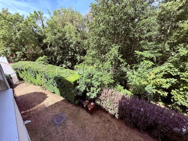 Située dans un secteur recherché de Corbeil-Essonnes, proche de toutes commodités.

Venez découvrir ce charmant appartement de type F3 mesurant 65m2 situé au 1er étage sur 4, il se compose d'une entrée desservant un salon de 19m2 avec cuisine ouverte de 6m2 donnant sur une loggia de 6m2 sans vis à vis vue sur l'Essonne et le Parc Robinson.
Un couloir vous guidera vers deux chambres de 9,5m2 et 10m2, une salle d'eau et un WC séparé.

Une place de parking et une cave viennent compléter le bien.

LES BONUS :
- Volets roulants électriques
- Places de parkings à l'intérieur et à l'extérieur de la copropriété
- Marché frais et Carrefour Market à 5min en voiture ou en bus, Carrefour Villabé à 10min en voiture, Carré Senart à 15min en voiture
- Centre ville à 10min à pied avec boulangeries, boucherie, épiceries, banques, pharmacies, restaurants, tabac...
- Piscine de Corbeil à 5min en voiture
- Crèche, maternelle, primaire, collège et lycée à proximité
- N7 à la sortie de la résidence, N104 et A6 à 5min
- Gares RER D de Corbeil-Essonnes Robinson à 5min à pied

Disponible 7jrs/7 n'hésitez pas à me contacter pour plus d'informations et organiser une visite.

VIDÉO DISPONIBLE EN LIEN SUR L’ANNONCE OU SUR DEMANDE
