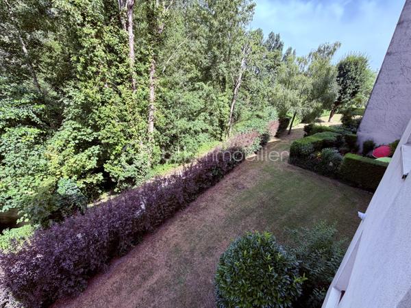 Située dans un secteur recherché de Corbeil-Essonnes, proche de toutes commodités.

Venez découvrir ce charmant appartement de type F3 mesurant 65m2 situé au 1er étage sur 4, il se compose d'une entrée desservant un salon de 19m2 avec cuisine ouverte de 6m2 donnant sur une loggia de 6m2 sans vis à vis vue sur l'Essonne et le Parc Robinson.
Un couloir vous guidera vers deux chambres de 9,5m2 et 10m2, une salle d'eau et un WC séparé.

Une place de parking et une cave viennent compléter le bien.

LES BONUS :
- Volets roulants électriques
- Places de parkings à l'intérieur et à l'extérieur de la copropriété
- Marché frais et Carrefour Market à 5min en voiture ou en bus, Carrefour Villabé à 10min en voiture, Carré Senart à 15min en voiture
- Centre ville à 10min à pied avec boulangeries, boucherie, épiceries, banques, pharmacies, restaurants, tabac...
- Piscine de Corbeil à 5min en voiture
- Crèche, maternelle, primaire, collège et lycée à proximité
- N7 à la sortie de la résidence, N104 et A6 à 5min
- Gares RER D de Corbeil-Essonnes Robinson à 5min à pied

Disponible 7jrs/7 n'hésitez pas à me contacter pour plus d'informations et organiser une visite.

VIDÉO DISPONIBLE EN LIEN SUR L’ANNONCE OU SUR DEMANDE