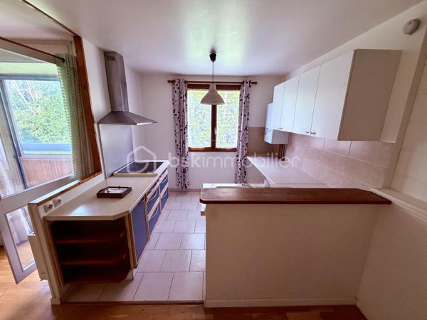 Située dans un secteur recherché de Corbeil-Essonnes, proche de toutes commodités.

Venez découvrir ce charmant appartement de type F3 mesurant 65m2 situé au 1er étage sur 4, il se compose d'une entrée desservant un salon de 19m2 avec cuisine ouverte de 6m2 donnant sur une loggia de 6m2 sans vis à vis vue sur l'Essonne et le Parc Robinson.
Un couloir vous guidera vers deux chambres de 9,5m2 et 10m2, une salle d'eau et un WC séparé.

Une place de parking et une cave viennent compléter le bien.

LES BONUS :
- Volets roulants électriques
- Places de parkings à l'intérieur et à l'extérieur de la copropriété
- Marché frais et Carrefour Market à 5min en voiture ou en bus, Carrefour Villabé à 10min en voiture, Carré Senart à 15min en voiture
- Centre ville à 10min à pied avec boulangeries, boucherie, épiceries, banques, pharmacies, restaurants, tabac...
- Piscine de Corbeil à 5min en voiture
- Crèche, maternelle, primaire, collège et lycée à proximité
- N7 à la sortie de la résidence, N104 et A6 à 5min
- Gares RER D de Corbeil-Essonnes Robinson à 5min à pied

Disponible 7jrs/7 n'hésitez pas à me contacter pour plus d'informations et organiser une visite.

VIDÉO DISPONIBLE EN LIEN SUR L’ANNONCE OU SUR DEMANDE