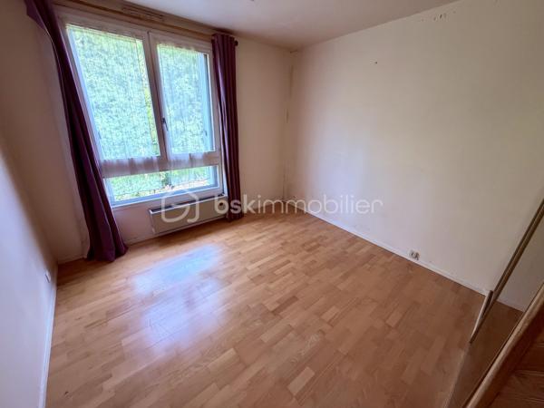 Située dans un secteur recherché de Corbeil-Essonnes, proche de toutes commodités.

Venez découvrir ce charmant appartement de type F3 mesurant 65m2 situé au 1er étage sur 4, il se compose d'une entrée desservant un salon de 19m2 avec cuisine ouverte de 6m2 donnant sur une loggia de 6m2 sans vis à vis vue sur l'Essonne et le Parc Robinson.
Un couloir vous guidera vers deux chambres de 9,5m2 et 10m2, une salle d'eau et un WC séparé.

Une place de parking et une cave viennent compléter le bien.

LES BONUS :
- Volets roulants électriques
- Places de parkings à l'intérieur et à l'extérieur de la copropriété
- Marché frais et Carrefour Market à 5min en voiture ou en bus, Carrefour Villabé à 10min en voiture, Carré Senart à 15min en voiture
- Centre ville à 10min à pied avec boulangeries, boucherie, épiceries, banques, pharmacies, restaurants, tabac...
- Piscine de Corbeil à 5min en voiture
- Crèche, maternelle, primaire, collège et lycée à proximité
- N7 à la sortie de la résidence, N104 et A6 à 5min
- Gares RER D de Corbeil-Essonnes Robinson à 5min à pied

Disponible 7jrs/7 n'hésitez pas à me contacter pour plus d'informations et organiser une visite.

VIDÉO DISPONIBLE EN LIEN SUR L’ANNONCE OU SUR DEMANDE