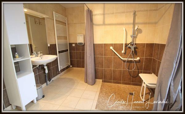 Le Mont-Saint-Michel (50170) Propriété d'exception en pierre dans la baie du Mont-Saint-Michel. Maison + gîte + dépendances aménageables.