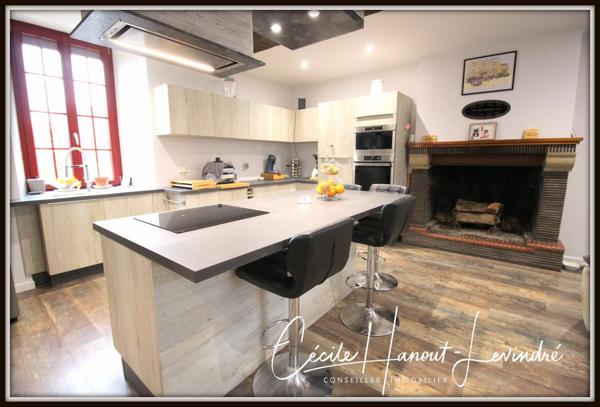 Le Mont-Saint-Michel (50170) Propriété d'exception en pierre dans la baie du Mont-Saint-Michel. Maison + gîte + dépendances aménageables.