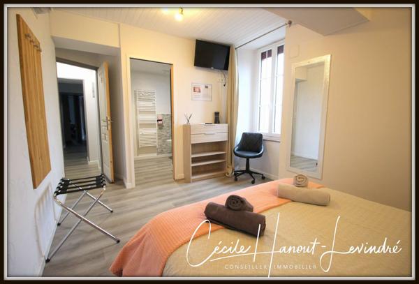 Le Mont-Saint-Michel (50170) Propriété d'exception en pierre dans la baie du Mont-Saint-Michel. Maison + gîte + dépendances aménageables.