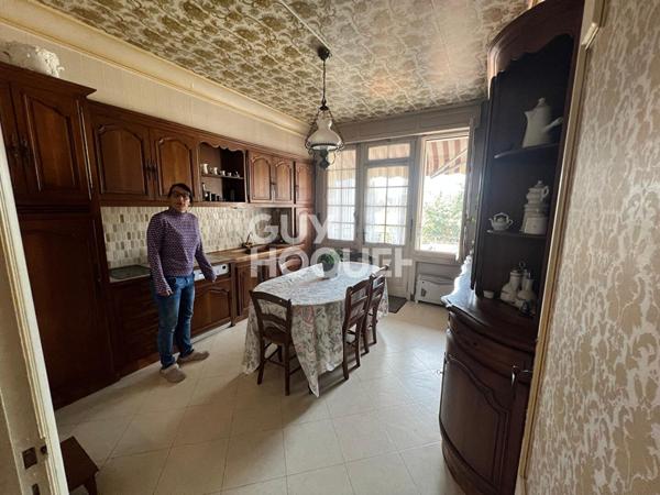 Maison - jardin - ascenseur - garages - terrasse - secteur prisé!