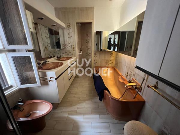 Maison - jardin - ascenseur - garages - terrasse - secteur prisé!