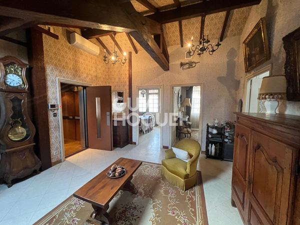 Maison - jardin - ascenseur - garages - terrasse - secteur prisé!