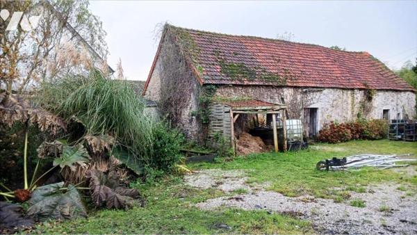 Petite maison en pierre à rénover, avec dépendances