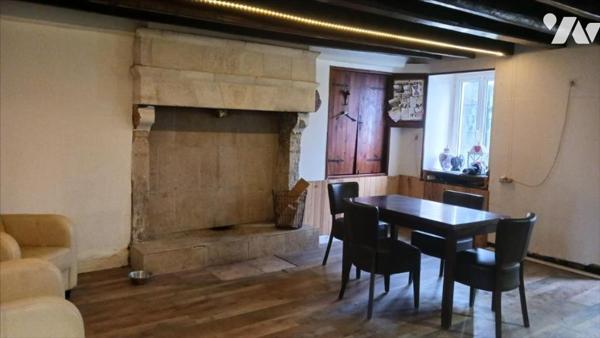 Petite maison en pierre à rénover, avec dépendances