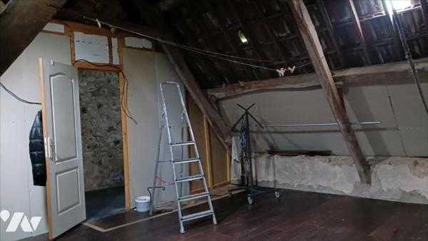 Petite maison en pierre à rénover, avec dépendances