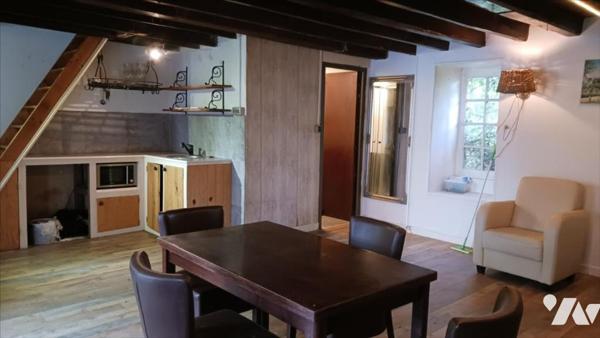 Petite maison en pierre à rénover, avec dépendances