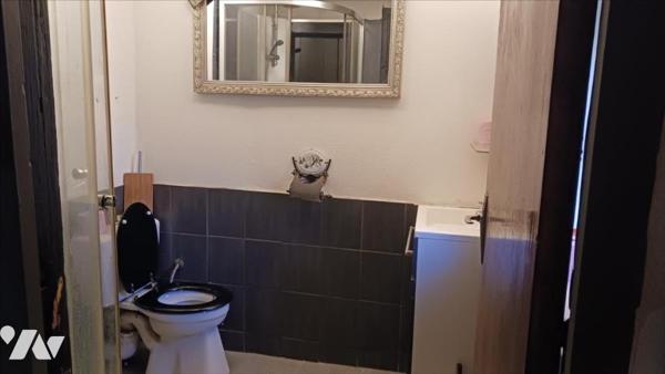 Petite maison en pierre à rénover, avec dépendances