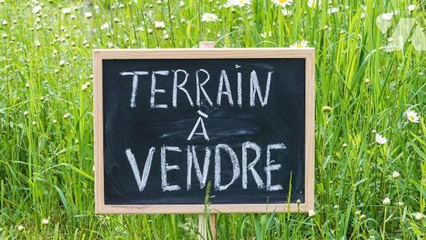 Dans le bourg de l'Hôpital-Camfrout (29460), découvrez ce terrain à bâtir libre de constructeur...