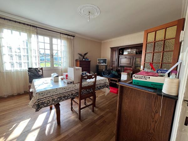 A VENDRE ? Maison néo-bretonne avec fort potentiel en plein coeur de Caulnes